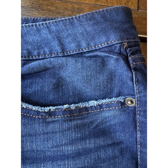 Time & Tru Dark Wash Rolled-Cuff Denim Shorts Size 18 - Picture 2 of 8